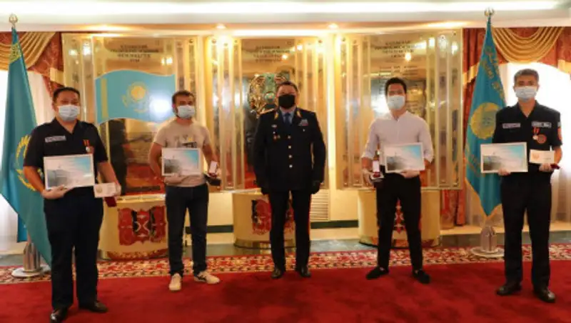 Парней, спасших девушку в Нур-Султане, наградили