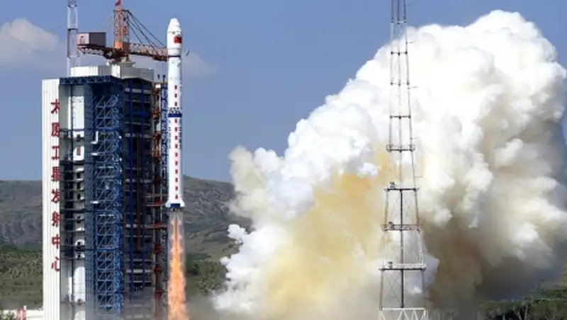 В центре Китая на крышу дома свалился ракетный двигатель 