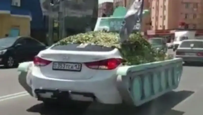 Необычный "танк" проехал по улицам Шымкента