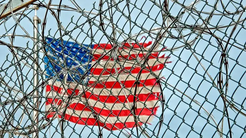 Сбежавшего из тюрьмы жестокого убийцу две недели не могут поймать в США