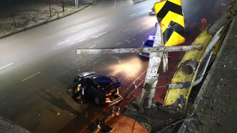 В Алматы автомобиль Toyota Camry вылетел с развязки на проспекте Рыскулова