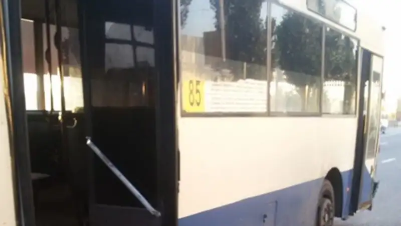 В Алматы водитель пассажирского автобуса едва не угробил 18-летнюю девушку