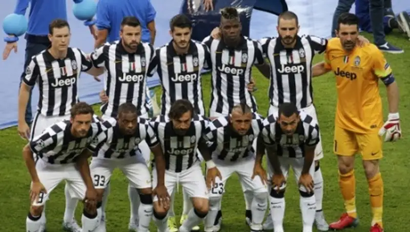 Футболисты «Ювентуса» посоревновались в катании по лужам на животе