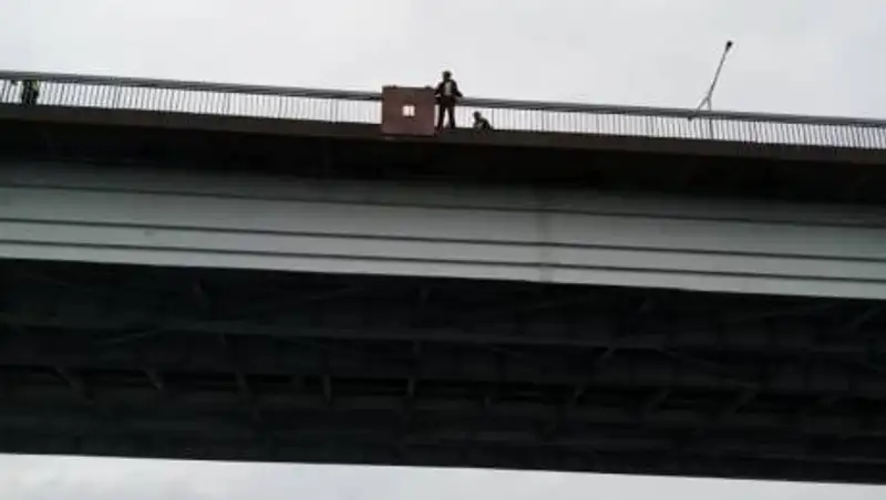 В Усть-Каменогорске мужчина не смог жить один и хотел убить себя