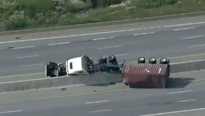 Грузовик с токсичными веществами перевернулся недалеко от Ниагарского водопада