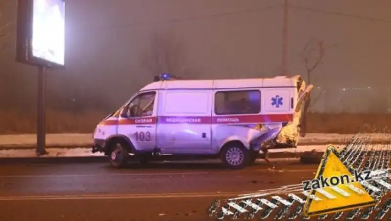 Появилось видео массового ДТП с участием скорой в Алматы