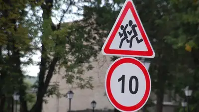 Дороги Семея парализовало одно ДТП на мосту, фото - Новости Zakon.kz от 04.10.2023 16:47