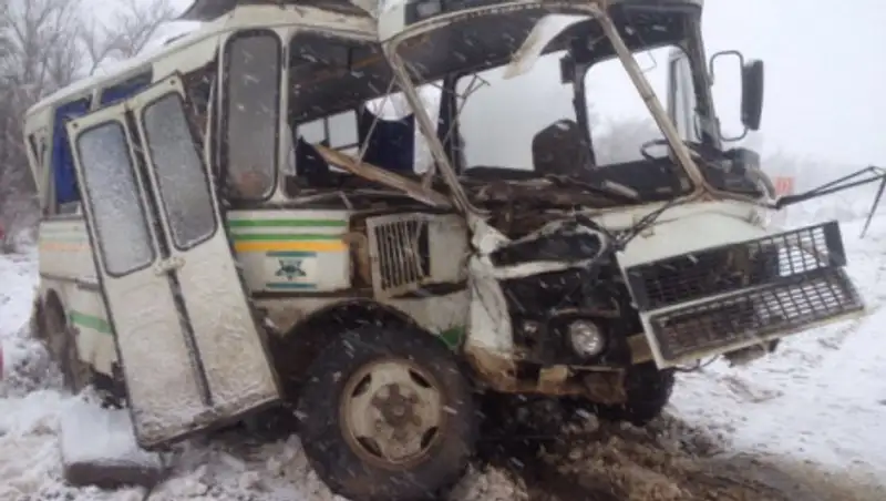 Близ Карачаганака столкнулись автобусы с рабочими