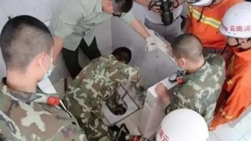 В Китае новорождённого ребёнка мать смыла в туалет в больнице