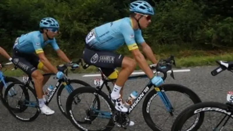 Два гонщика команды "Астана" попали в завал на "Тур де Франс"