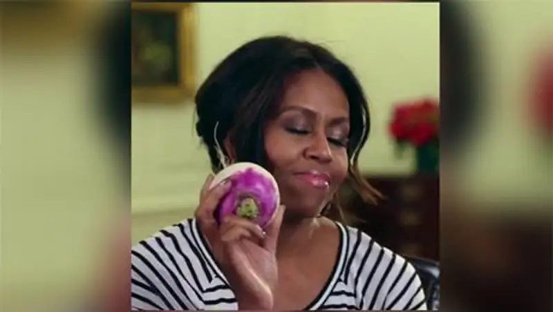 Мишель Обама станцевала с репой в руках