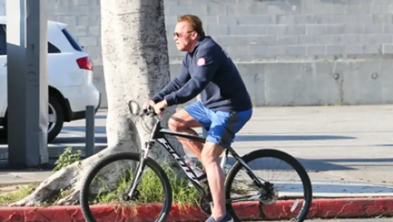 Шварценеггера задержали за езду на велосипеде без шлема