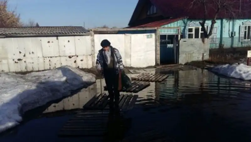 В ВКО спасатели продолжают борьбу с талыми водами