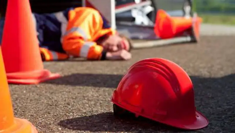 Рабочему в Актобе отрезало ноги – он боится не получить компенсацию от работодателя