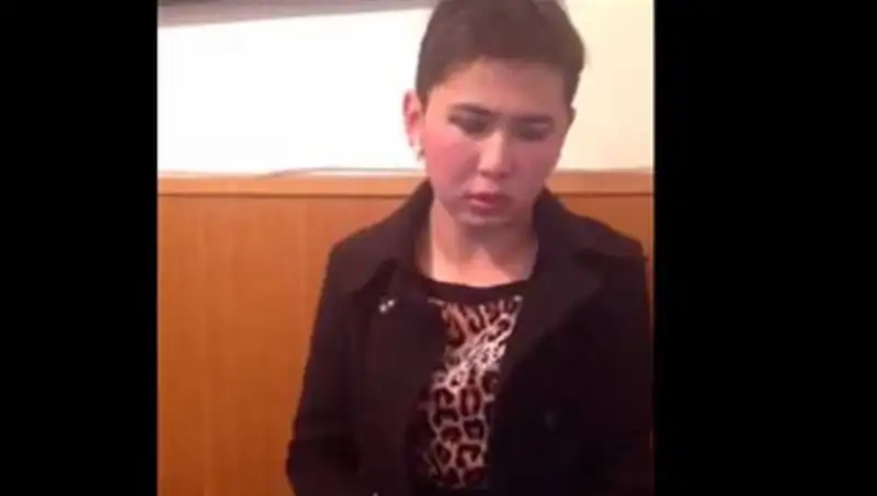 Переодетого в девушку парня сняли на видео в отделении полиции