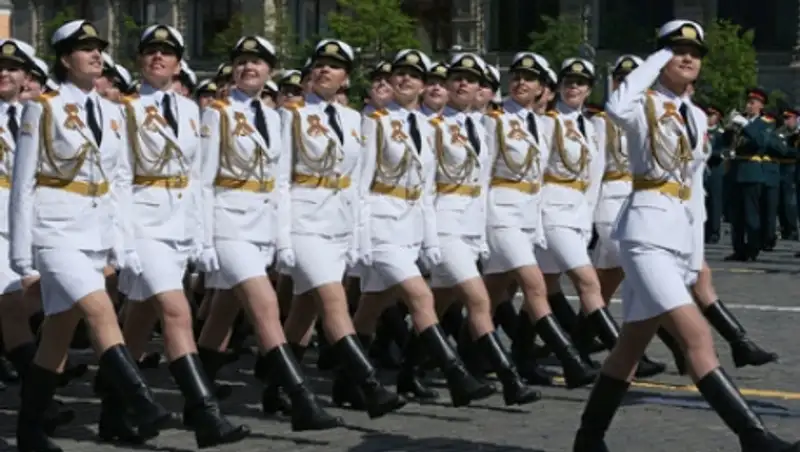 Британские СМИ обвинили Москву в попытках «оглушить врага армией миниюбок»