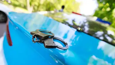 Авто ставили незаконно на учет в Шымкенте – двух полицейских задержали , фото - Новости Zakon.kz от 04.08.2022 10:23
