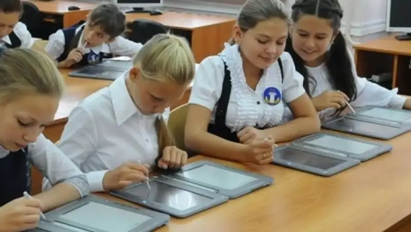 Всех школьников Киргизии обеспечат планшетами в рамках программы