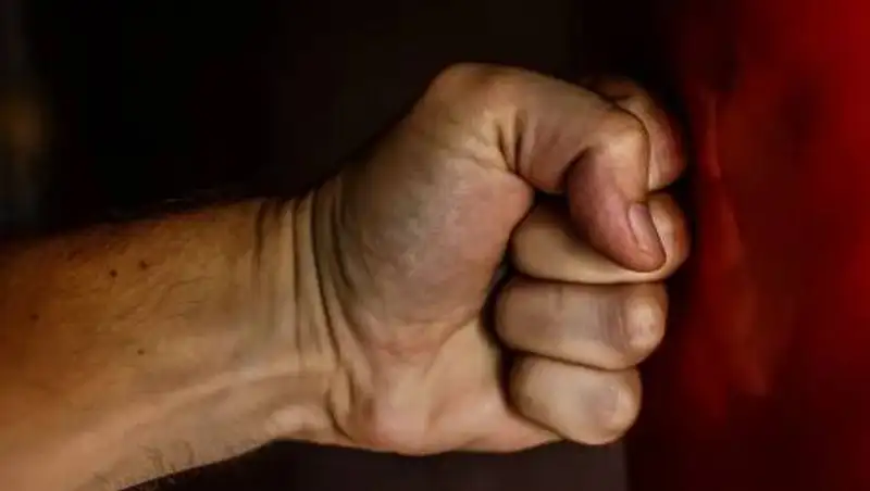 В Сети появилось видео, как пьяный мужчина напал на полицейского в Петропавловске