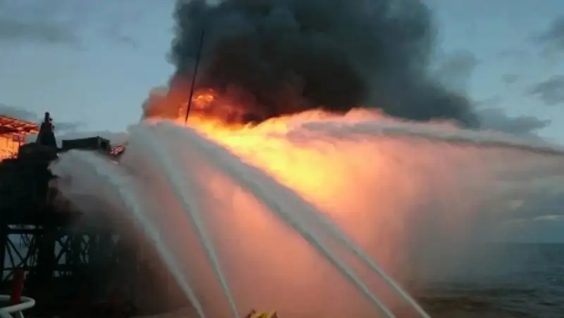 Пожар на одной из трех скважин на нефтеплатформе "Гюнешли" потушен