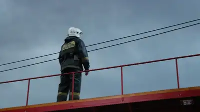 Пожар возник на газоперерабатывающем заводе в Актюбинской области, фото - Новости Zakon.kz от 02.05.2023 07:48