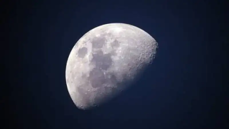 Британские ученые: Луна - обломок другой планеты
