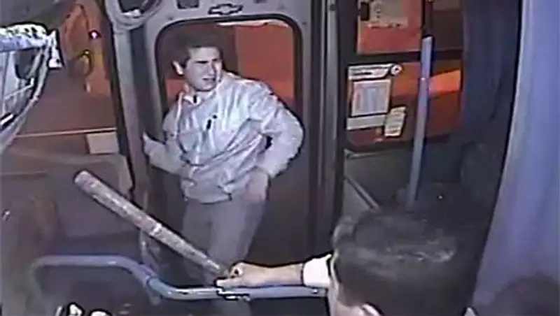 В Чили водитель автобуса зажал грабителя дверью и избил битой