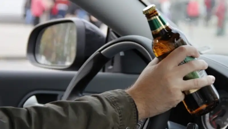 В Риддере пьяный мужчина сбил женщину и провез её на капоте