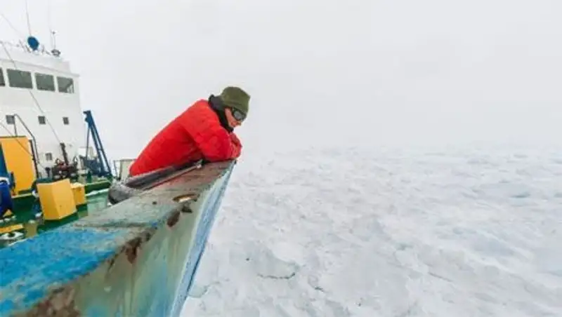 "Академик Шокальский" самостоятельно выходит из льдов