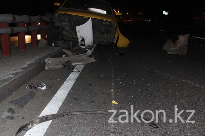 Две машины такси протаранил пьяный водитель Мерседеса в Алматы (фото) Две машины такси протаранил пьяный водитель Мерседеса в Алматы (фото), фото - Новости Zakon.kz от 18.11.2013 20:48