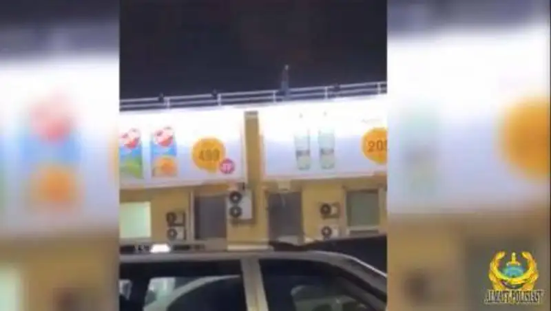 Из-за неразделенной любви парень пытался спрыгнуть с крыши в Алматы