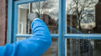 Челлендж "Чисто, но опасно": астанчане шокируют мытьем окно, фото - Новости Zakon.kz от 03.05.2023 12:29