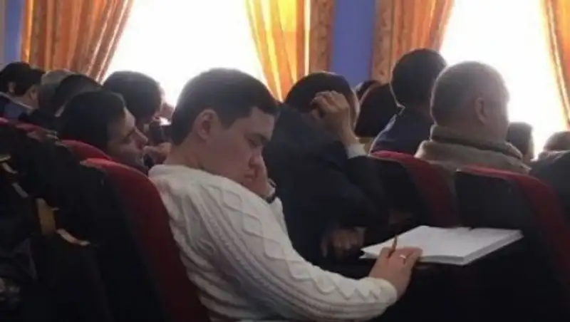 "Уснувший" на совещании акима подает в суд