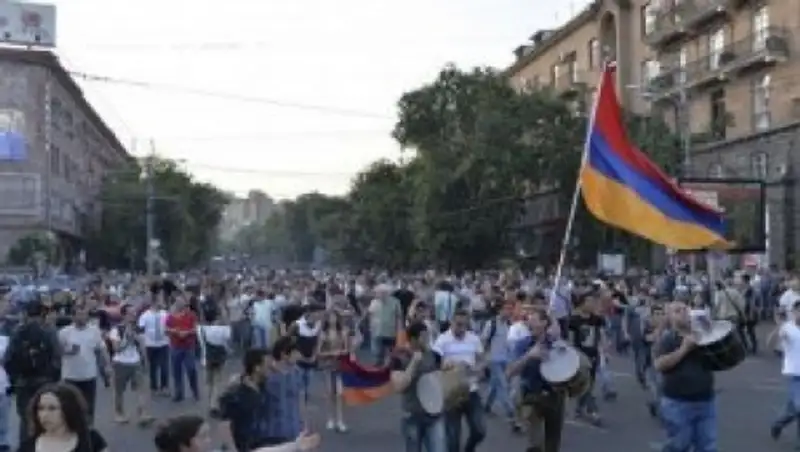 Демонстранты в Ереване вновь пригрозили перекрыть улицы