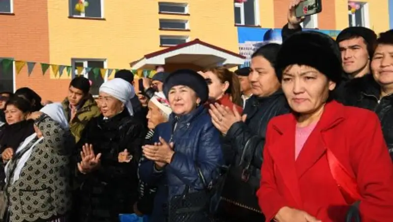 В честь Дня Независимости впервые в Кентау молодым специалистам вручили ключи от новых квартир