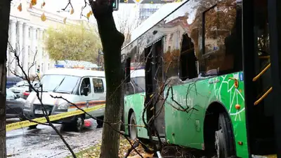 Появились подробности столкновения  двух автобусов в Алматы , фото - Новости Zakon.kz от 08.11.2022 15:04