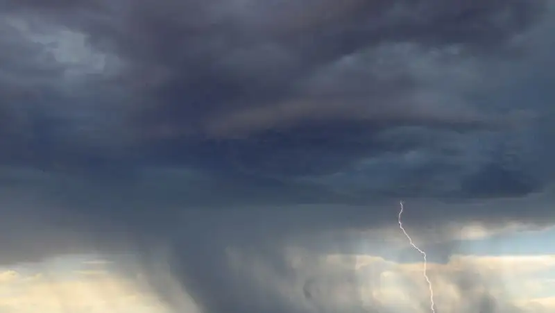 Гроза, град, шквал – в пяти областях Казахстана объявлено штормовое предупреждение