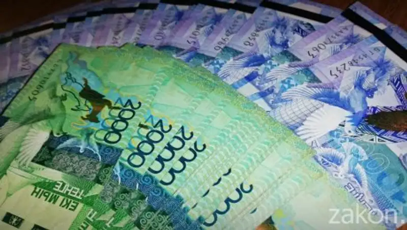 Тенге продолжил падение на утренних торгах