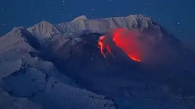 Извержение вулкана Шивелуч на Камчатке: в поселках из-за пеплопада наступила ночь, фото - Новости Zakon.kz от 11.04.2023 02:58