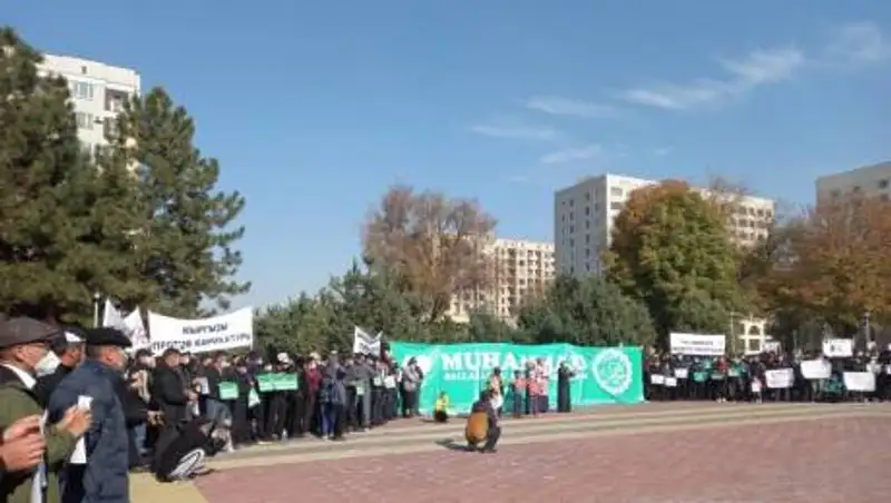 В Бишкеке прошел митинг против антиисламской позиции президента Франции