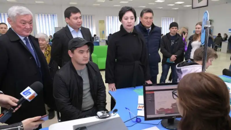 Гульшара Абдыкаликова и Бердыбек Сапарбаев посетили павлодарский ЦОН