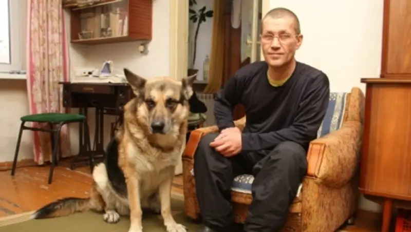 В ВКО хозяин оставленной на остановке овчарки рассказал подробности случившегося