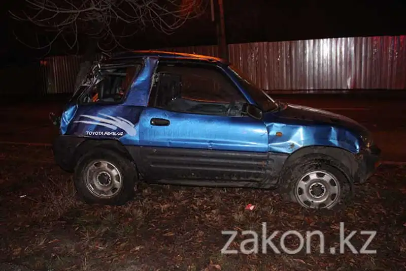 Тойота очутилась на разделительной аллее после неудачно совершенного маневра Тойота очутилась на разделительной аллее после неудачно совершенного маневра, фото - Новости Zakon.kz от 13.12.2013 16:23