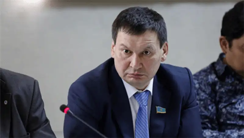 Депутат считает, что среди казахстанских госслужащих сложилась «порочная практика», фото - Новости Zakon.kz от 16.11.2013 16:31