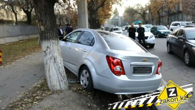 В Алматы обгон по "встречке" закончился аварией 