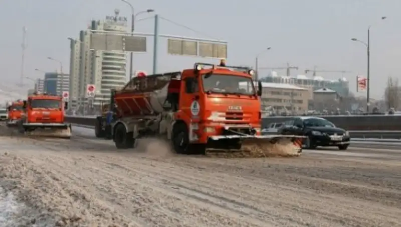 На уборку снега в Алматы выехало 454 спецмашины