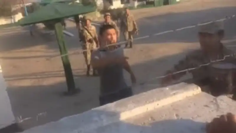 Конфликт между военными и сельчанами в Атырауской области остановили выстрелом