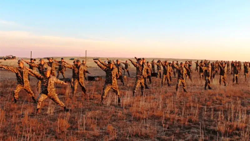 После сборов военнообязанных казахстанцы захотели служить в армии