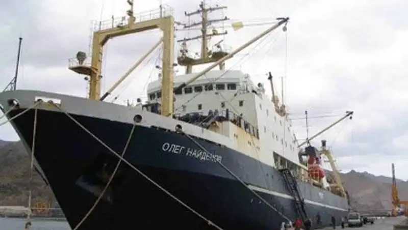 Задержанный российский траулер отконвоировали в Дакар