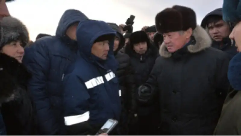 На дорогах Актюбинской области идут спасательные работы из-за бурана